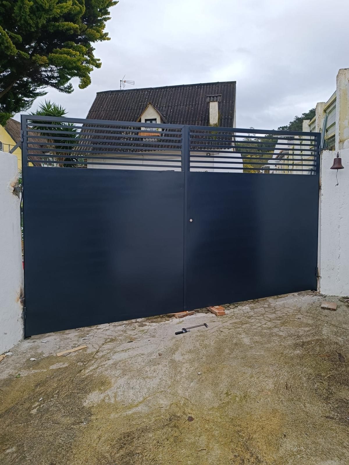 Portão em ferro — obra P.F. Metais
