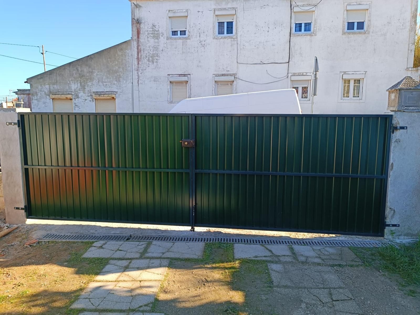 Portão em ferro — obra P.F. Metais